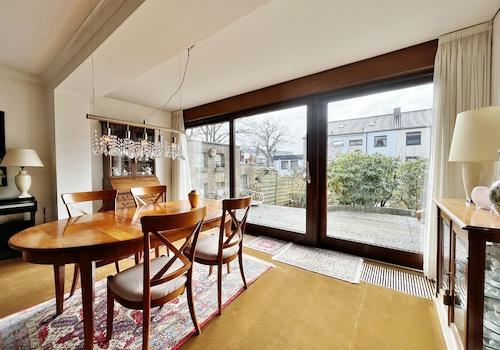 Essbereich mit Blick auf die Terrasse