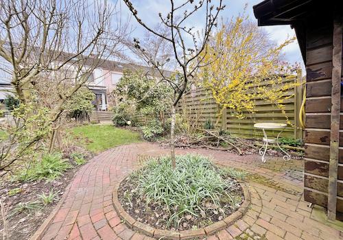 hinterer Gartenbereich mit Gartenhaus