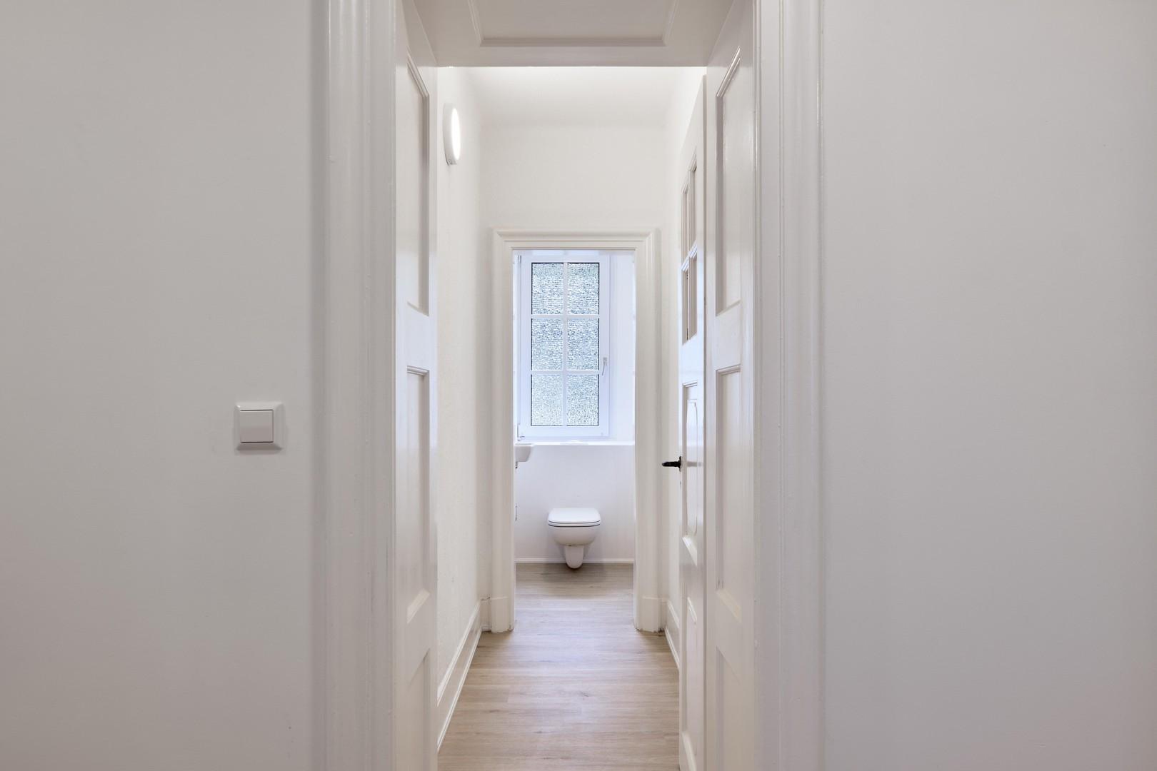 Blick vom Flur ins Gäste-WC