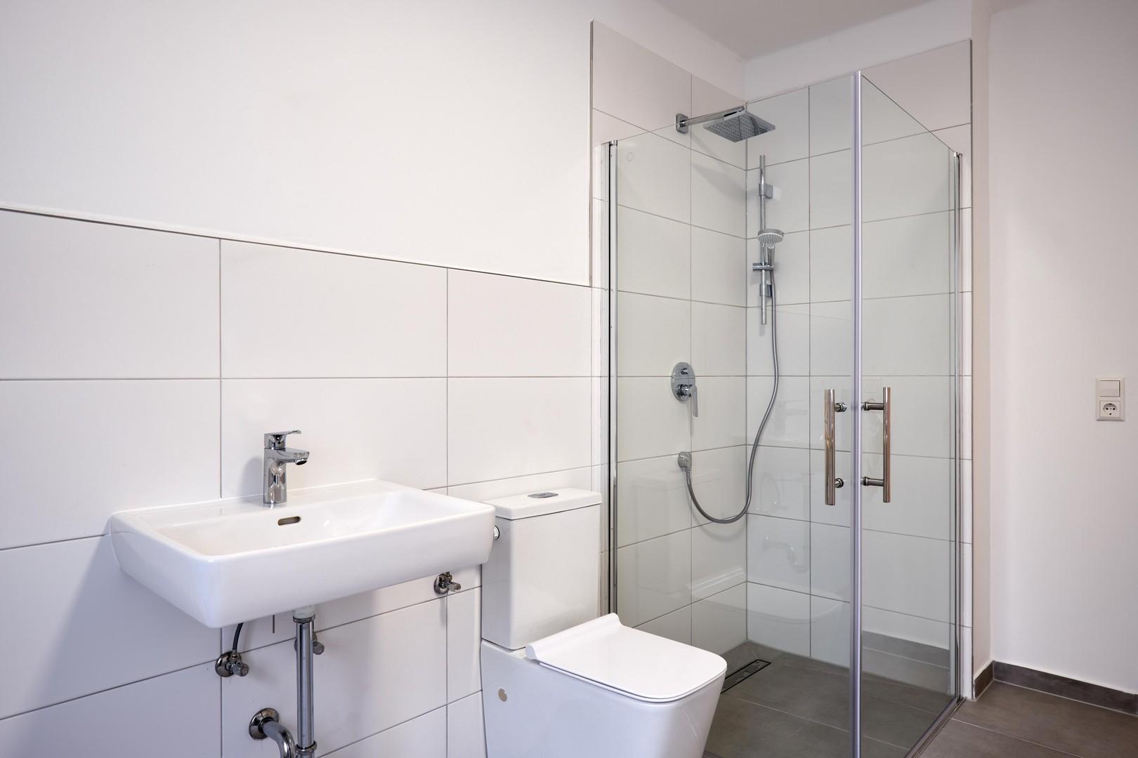 Bad mit WC und Walk-In-Dusche