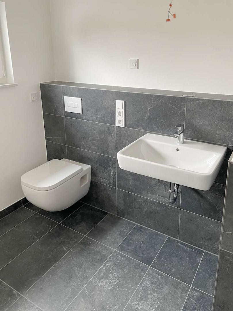 Modernes Tageslichtbad mit Dusche