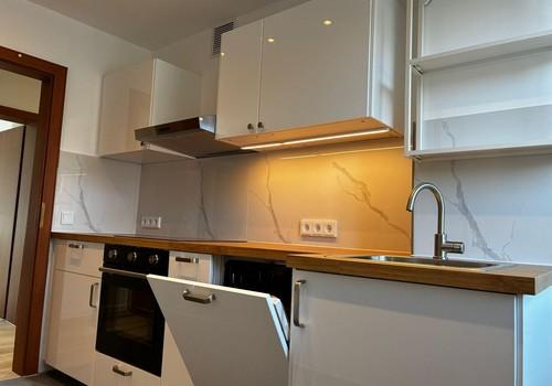 Helle und moderne Einbauküche