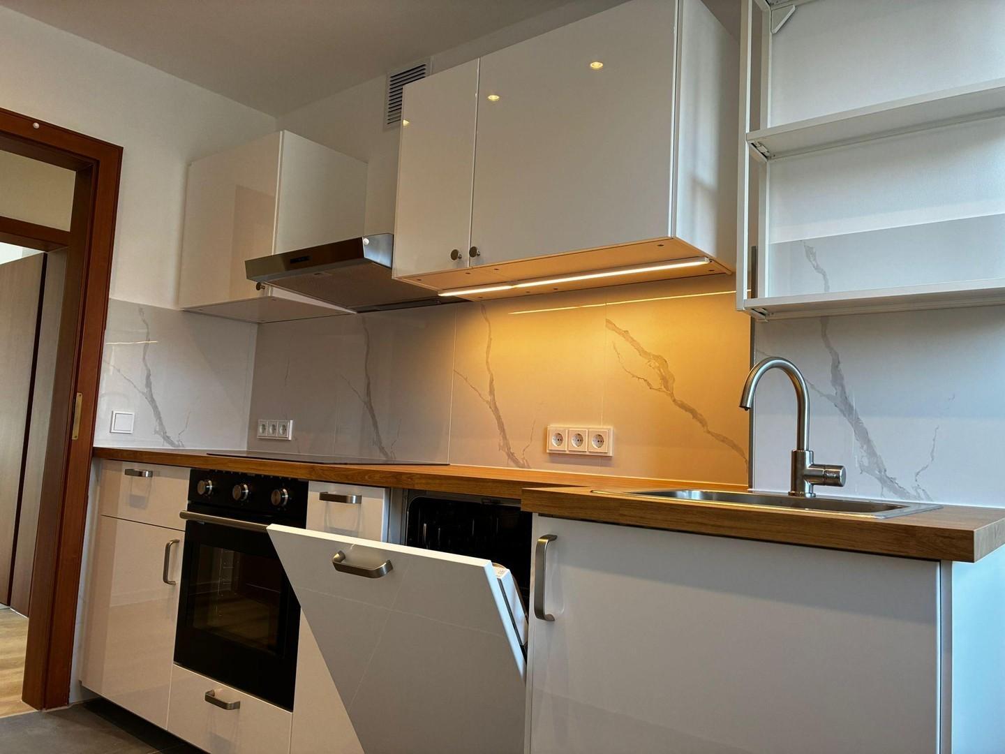 Helle und moderne Einbauküche