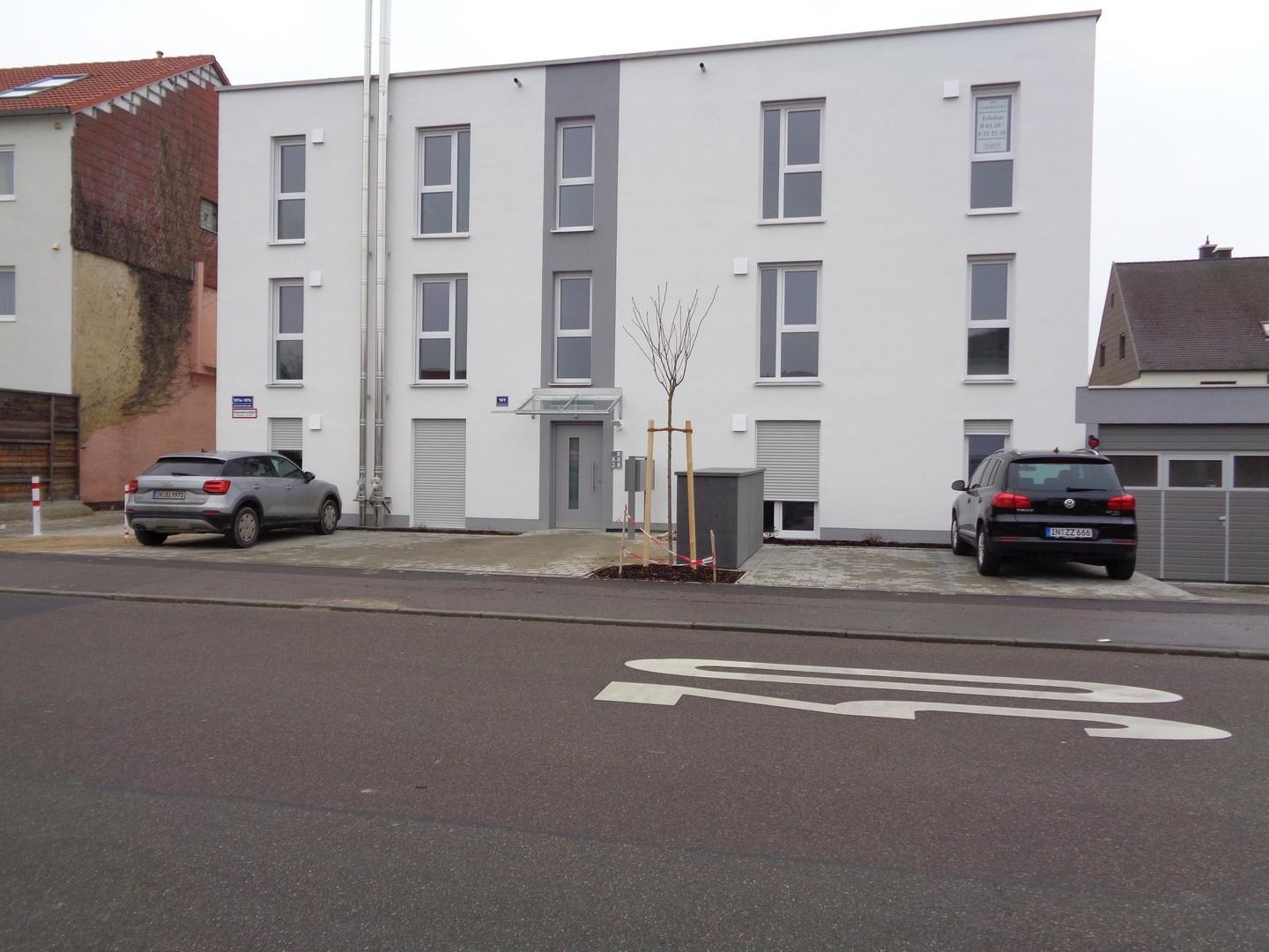 Ostseite mit Eingang u. TG