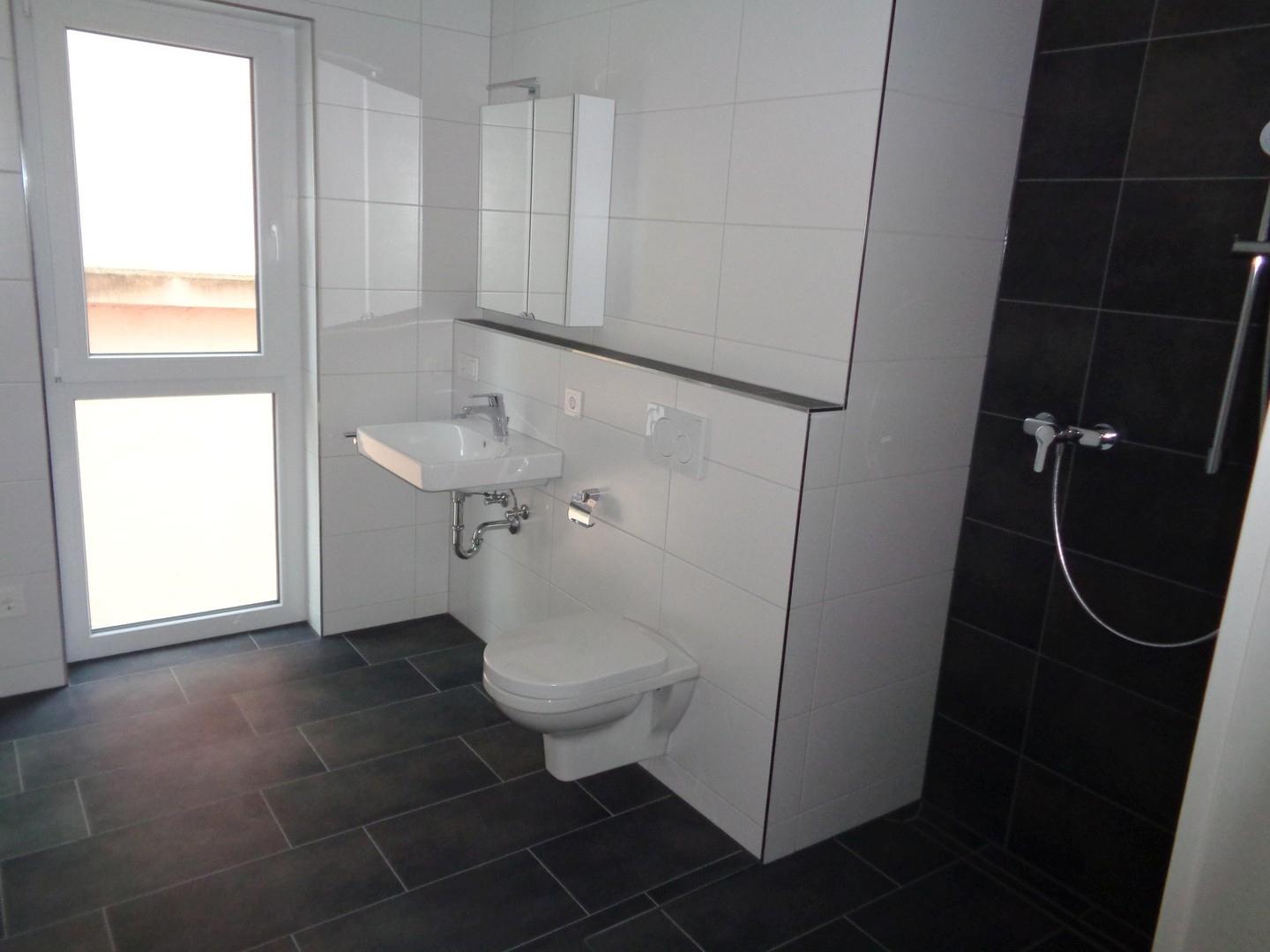 Bad / Dusche (noch ohne Glas)