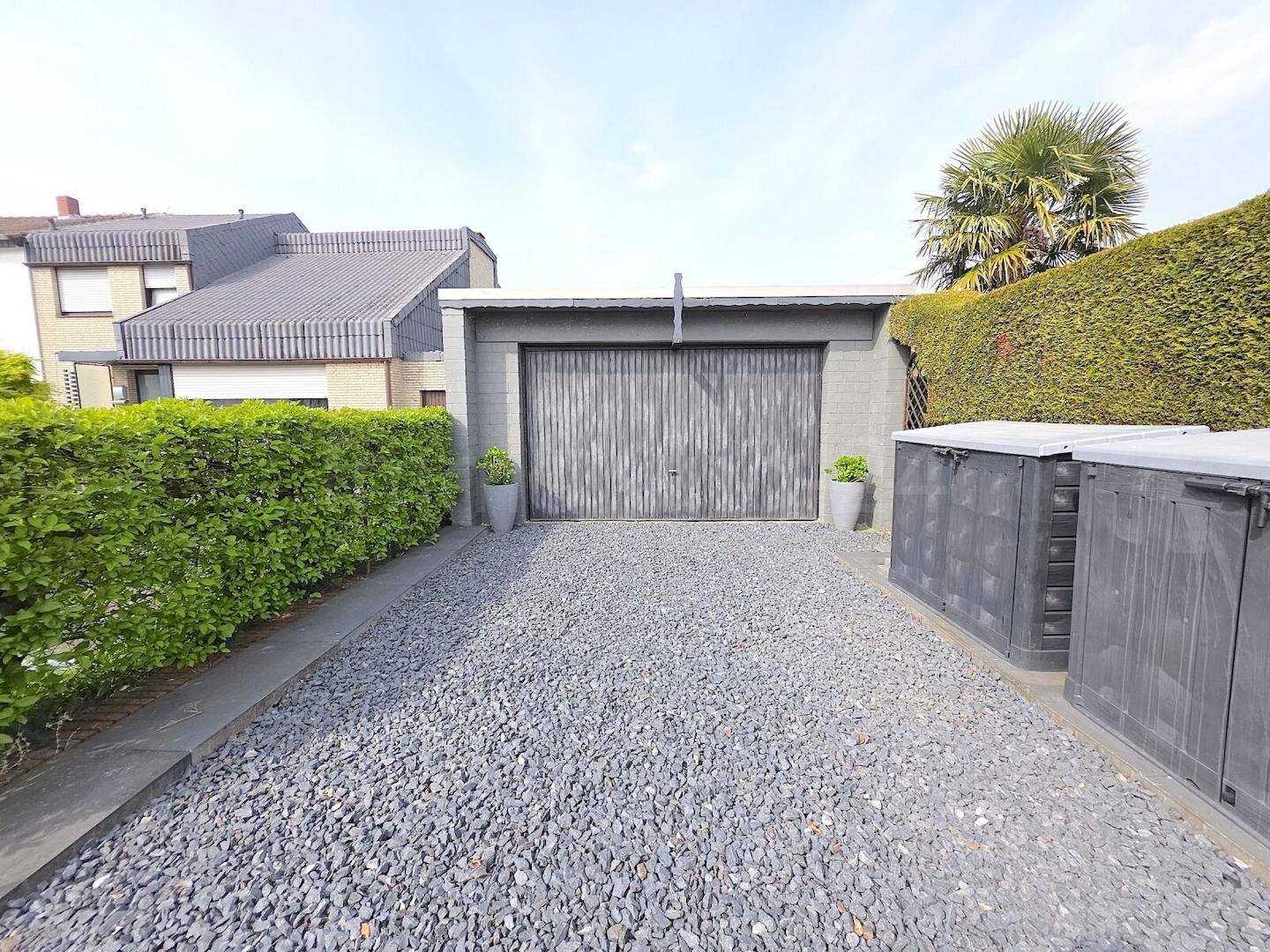 GARAGE UND STELLPLÄTZE
