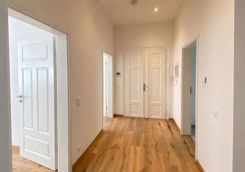 Flur mit Deckenspots Blick Eingangstür