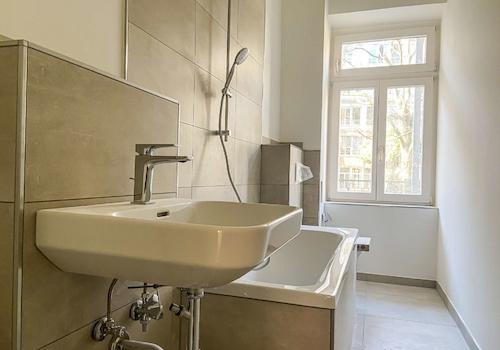 Tageslichtbad mit Badewanne