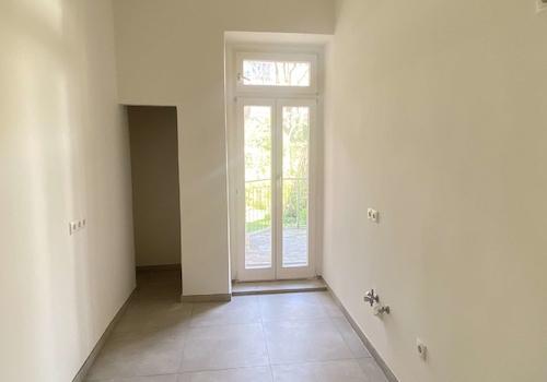 Küche mit Blick auf Balkon