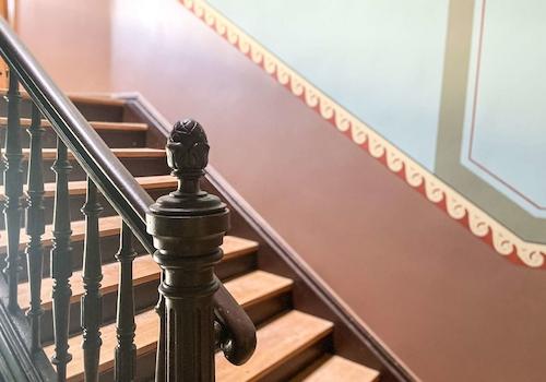 Treppenhaus mit historischem Anstrich