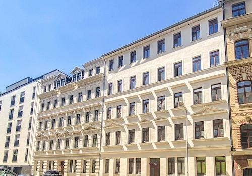 Blick auf das sanierte Mehframilienhaus