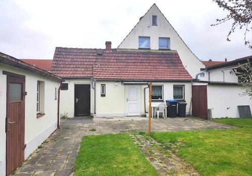 Blick auf Haus und Nebengebäude