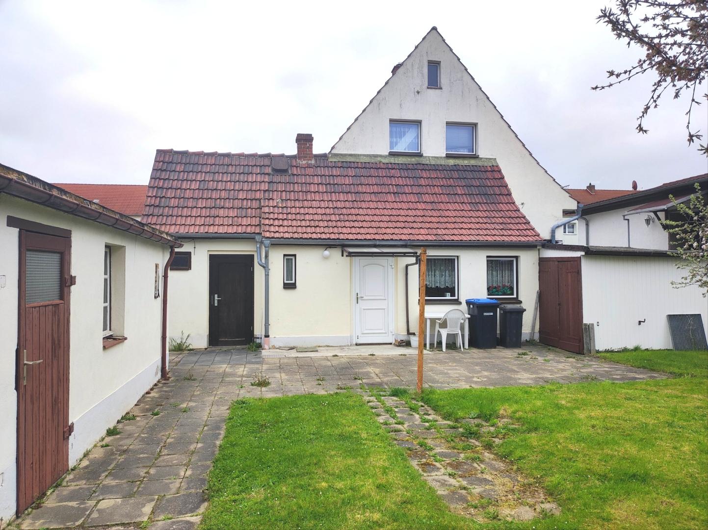 Blick auf Haus und Nebengebäude