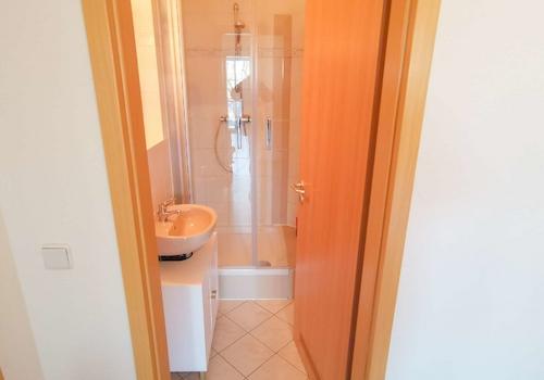 Gäste-Bad mit Dusche *