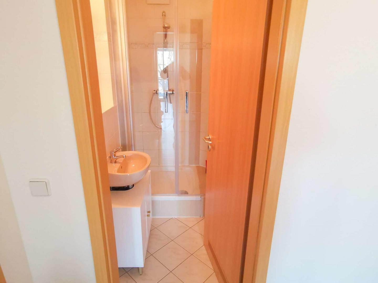 Gäste-Bad mit Dusche *