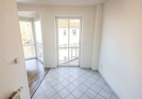 Küche mit Balkonzugang *