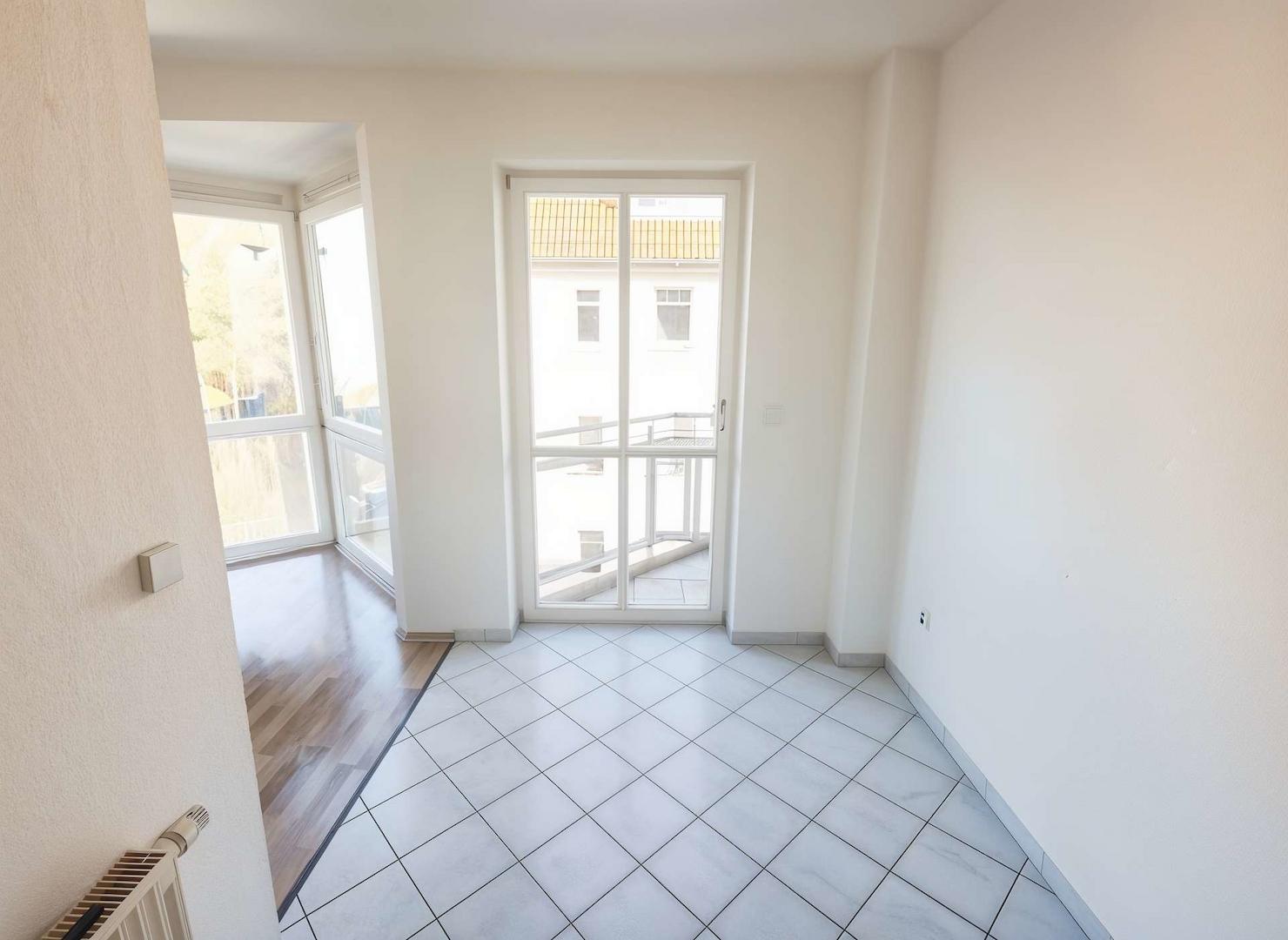 Küche mit Balkonzugang *