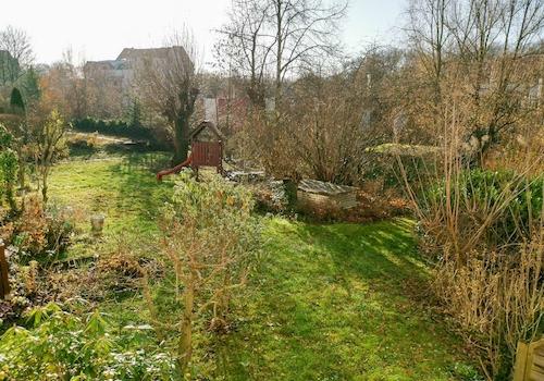 Grüne Hinterhofanlage