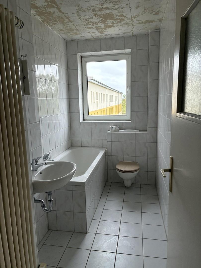 Helles Wannenbad mit Fenster