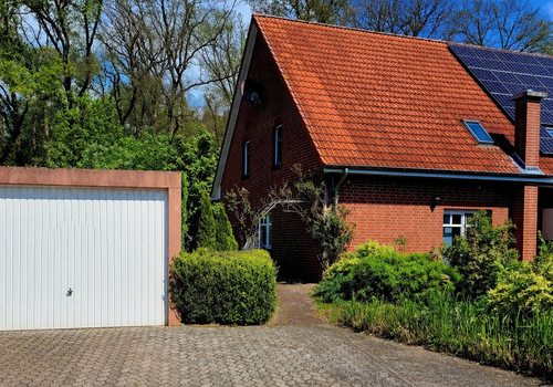 Garage und Parkplatz