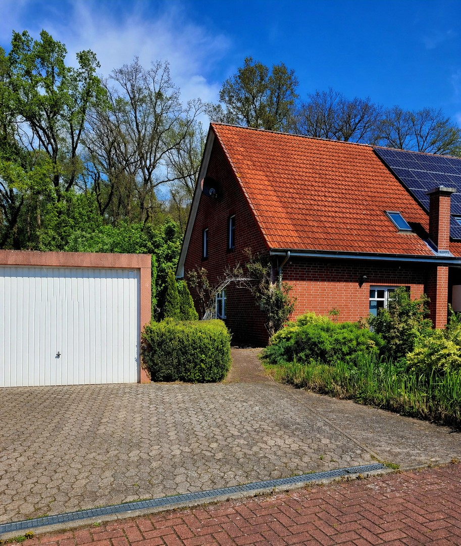 Garage und Parkplatz
