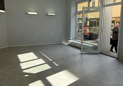 Zimmer 1/ Eingang/Fensterfront