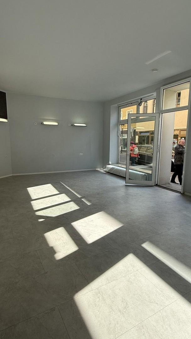 Zimmer 1/ Eingang/Fensterfront