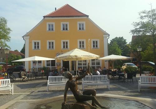 Platz für 50 Außensitzplätze am großen Platz am Brunnen