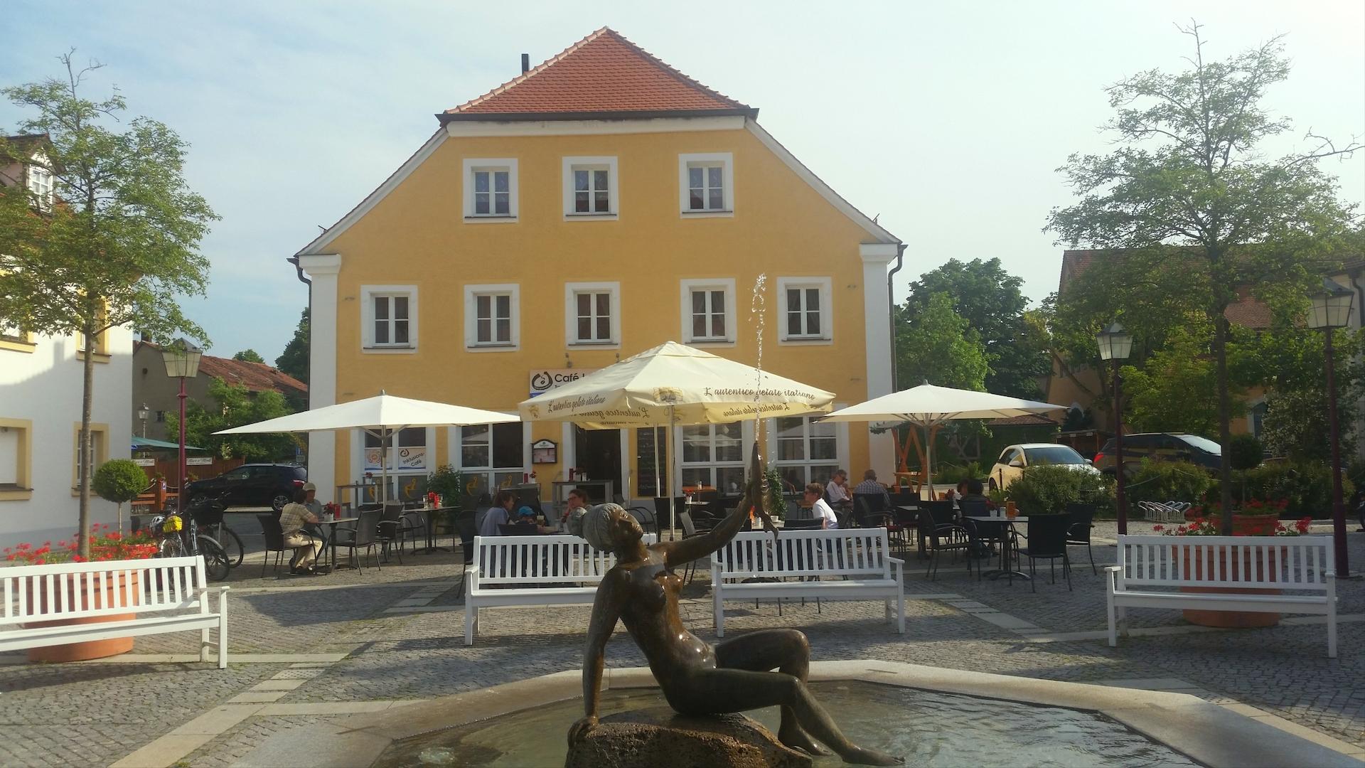 Platz für 50 Außensitzplätze am großen Platz am Brunnen