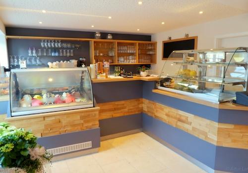 Bedienungsbereich mit Eis- und Küchentheke