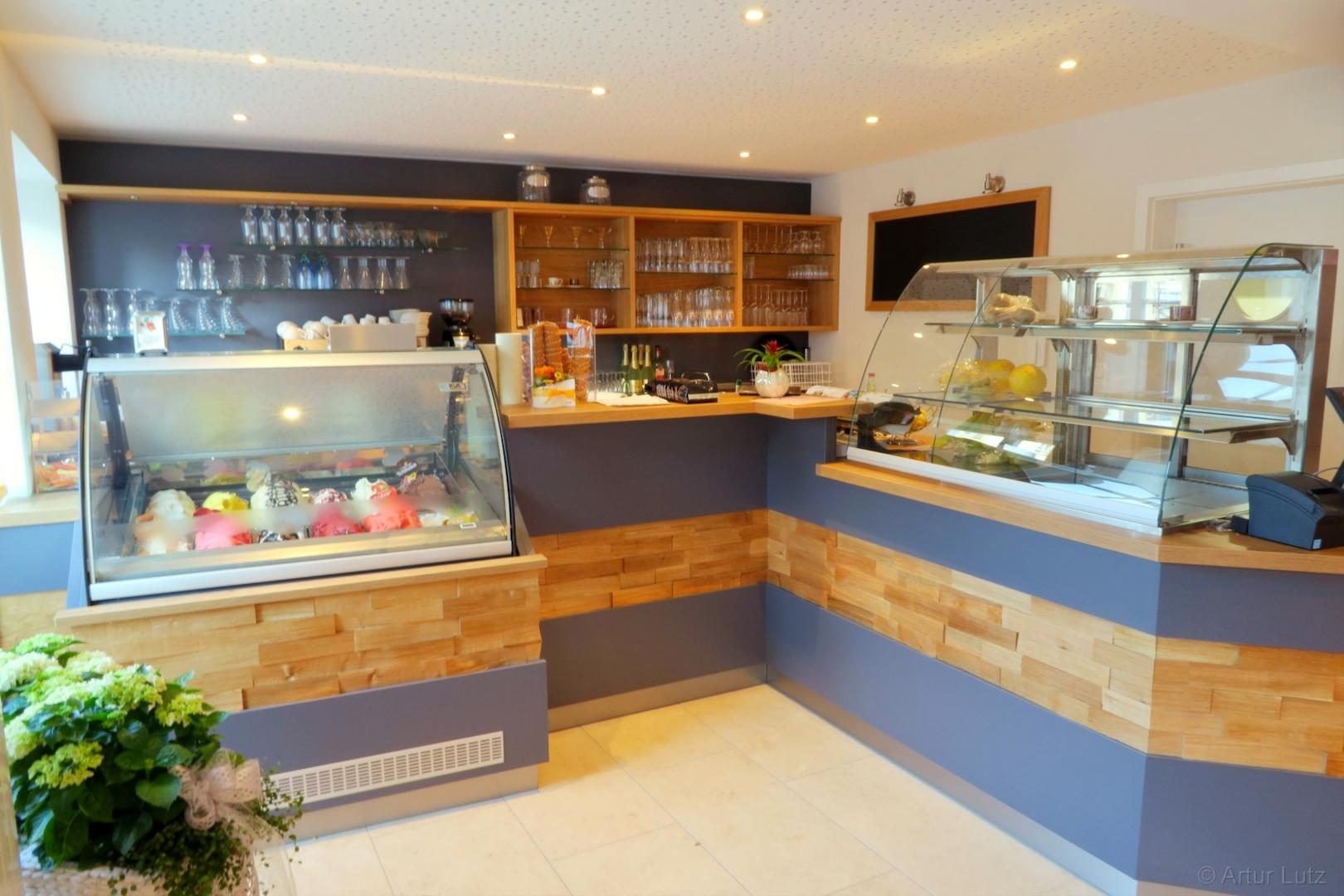 Bedienungsbereich mit Eis- und Küchentheke