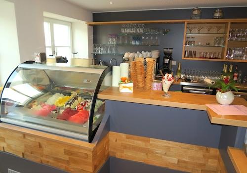 Blick zur Eistheke und zum Tresen 