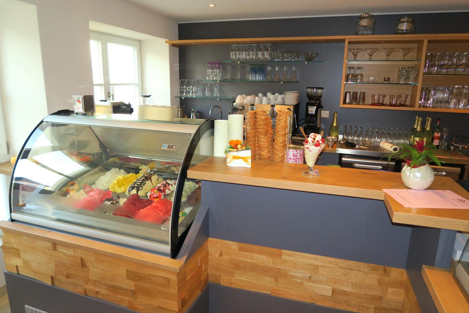 Blick zur Eistheke und zum Tresen 
