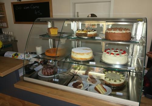 Übersichtliche Kuchentheke