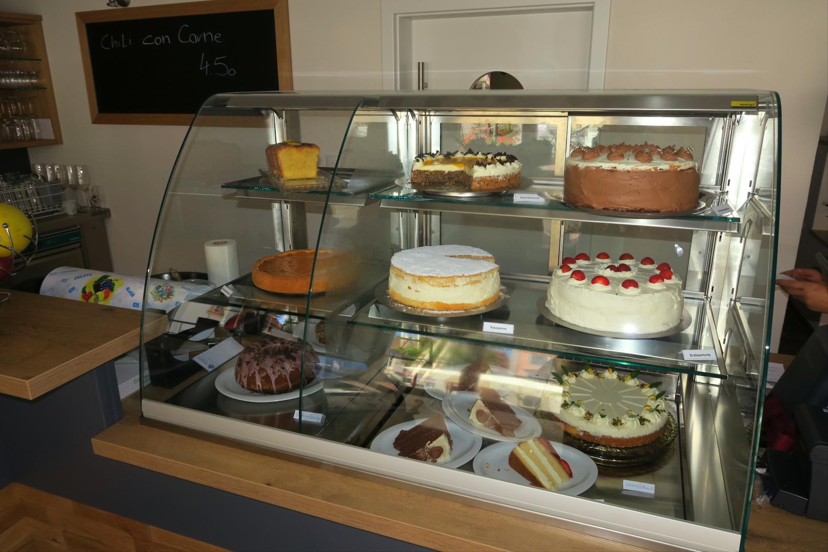 Übersichtliche Kuchentheke