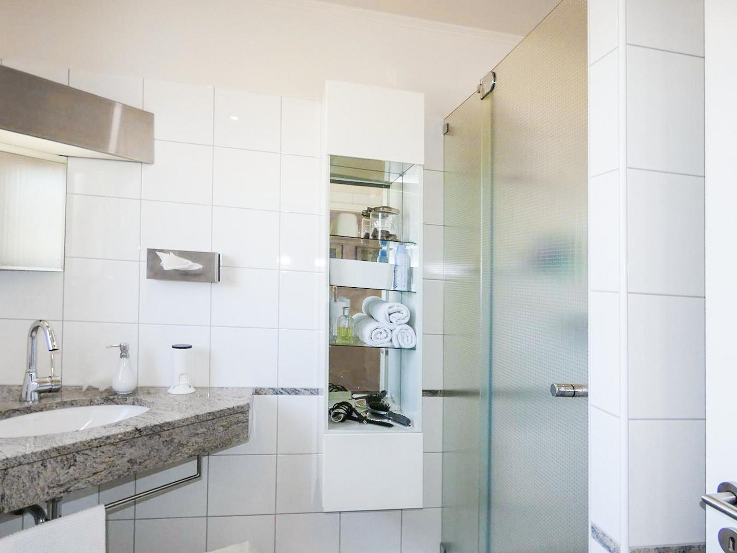 Badezimmer mit Dusche & Fenster 