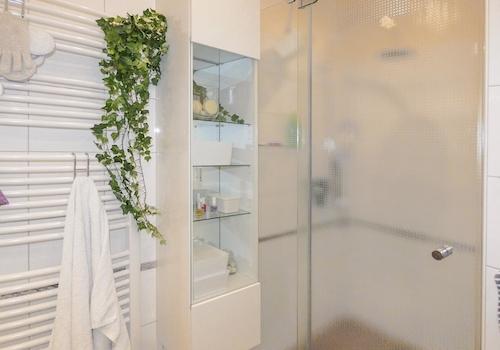 Badezimmer mit Dusche