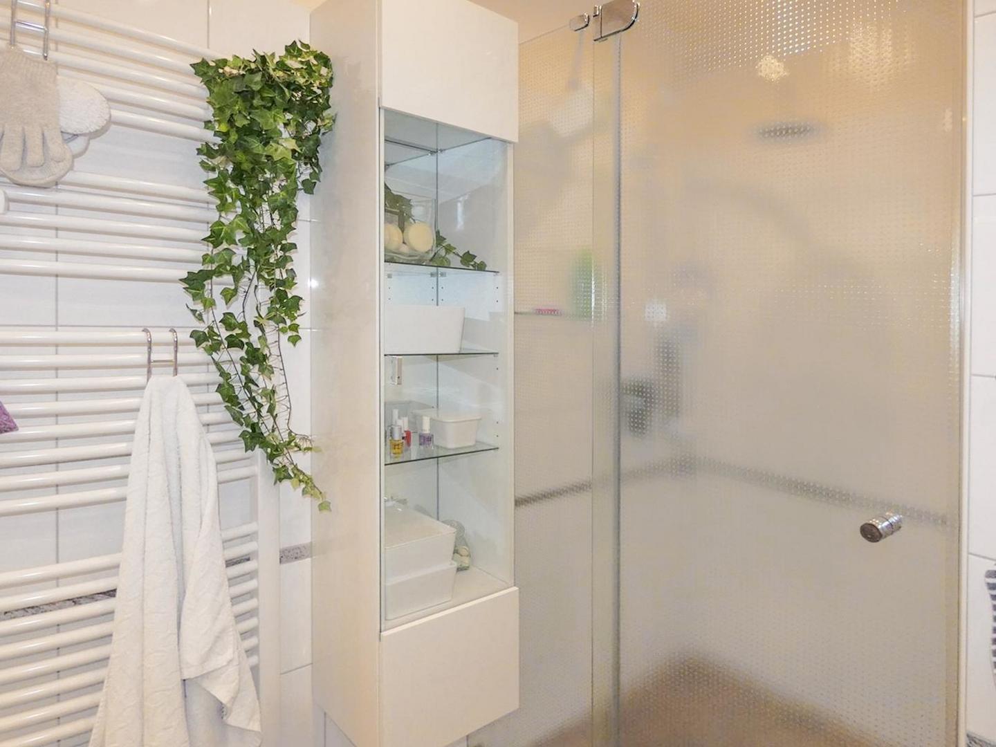 Badezimmer mit Dusche