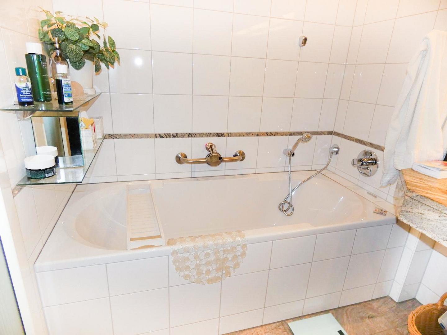 Badezimmer mit Badewanne 