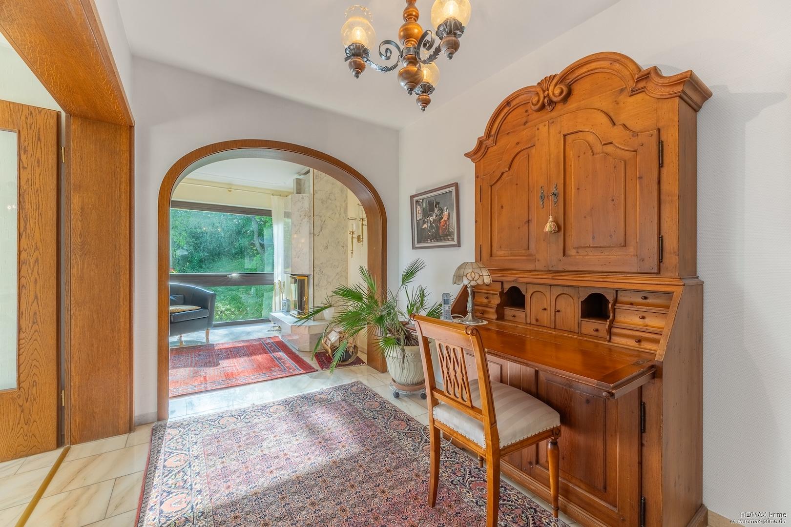 Charmanter Arbeitsbereich mit Blick ins Kaminzimmer