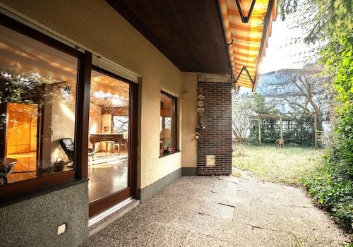 Überdachte West-Terrasse