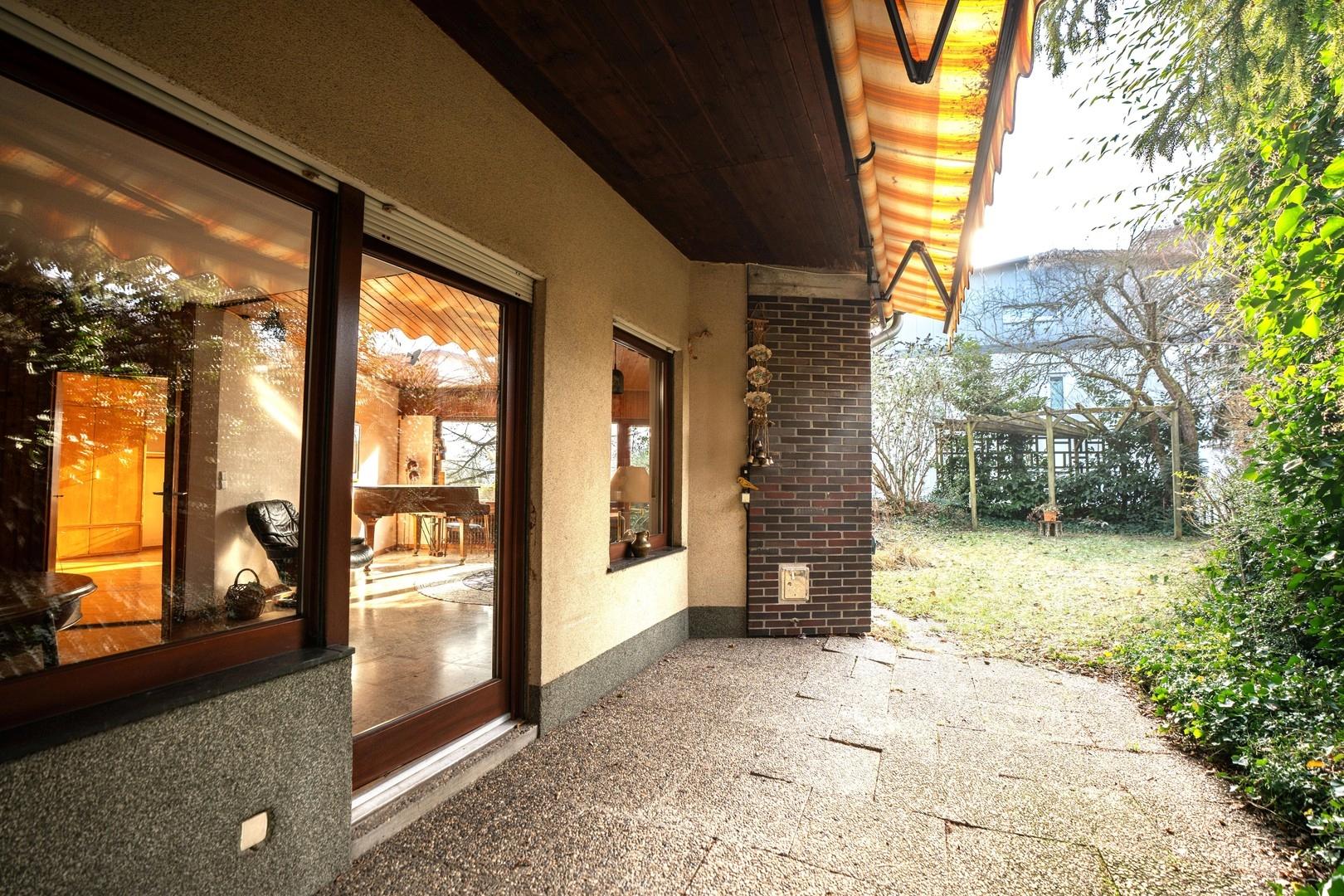 Überdachte West-Terrasse