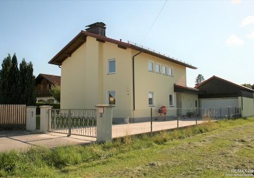 Hausansicht und Garage