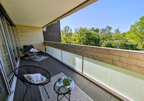 Großer überdachter Balkon