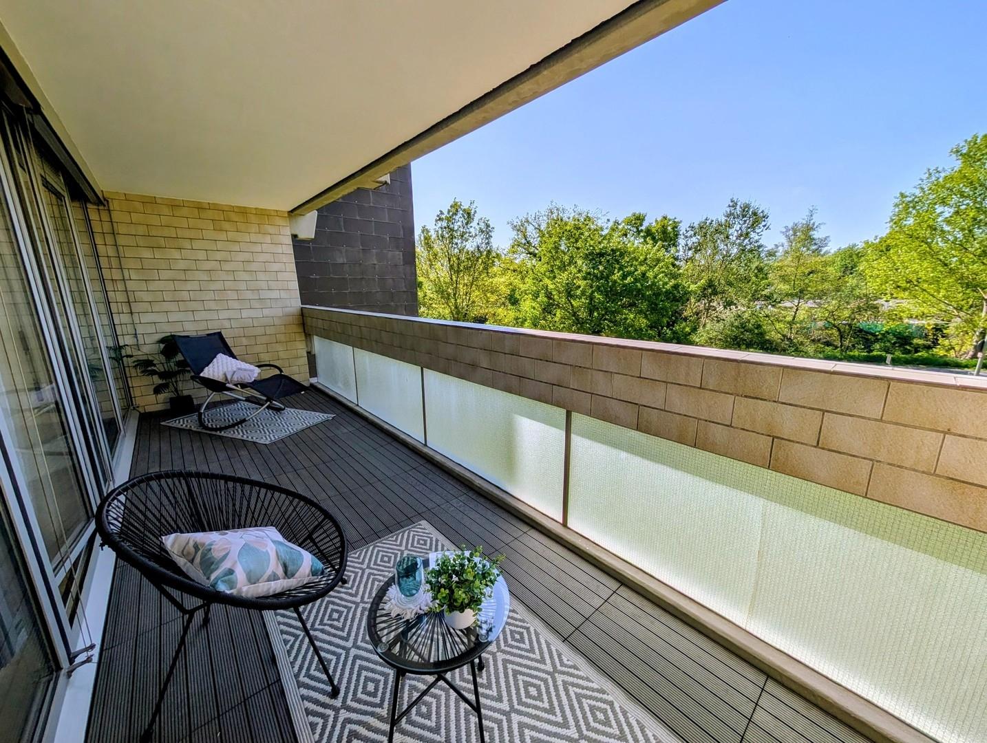 Großer überdachter Balkon