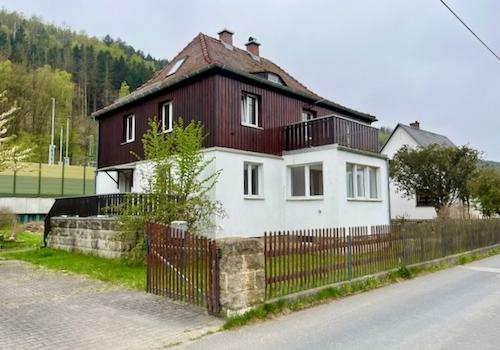 Einfahrt für Wohnung im EG