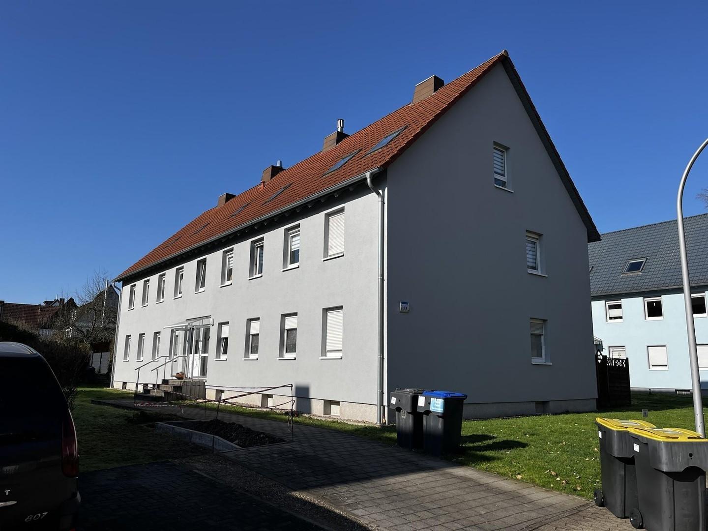 Eigangsbereich von der Straße