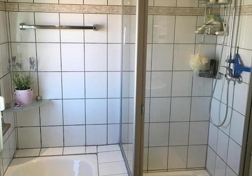 Badezimmer mit Wanne & Dusche