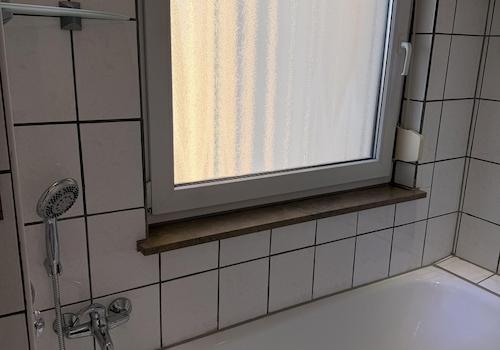 Badezimmer mit Wanne & Dusche