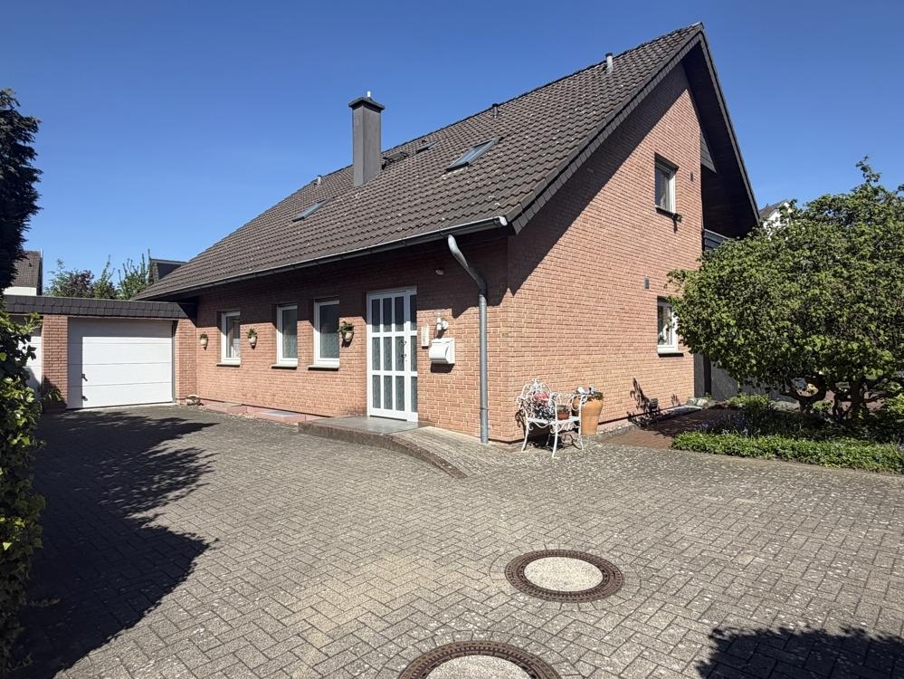 Hauseingang mit Doppelgarage